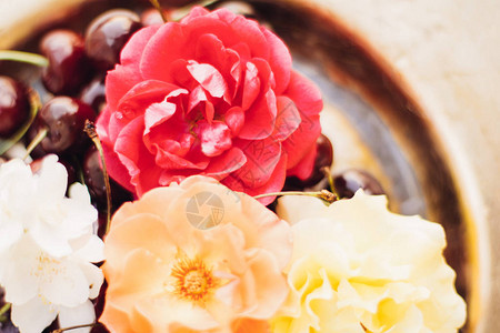 美丽的花卉组合和樱桃婚礼装饰花店设计和完美的花园概图片