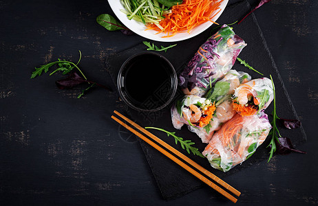 素食越南春卷配辣虾胡萝卜红卷心菜和米粉海鲜美味的一餐顶视图平图片