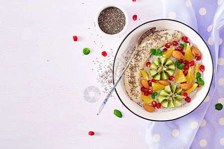 美味健康的奇亚布丁配香蕉猕猴桃和奇亚籽健康的早餐健身食品适当的营养图片