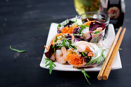 素食越南春卷配辣虾胡萝卜黄瓜红卷心菜和米粉海鲜美味的一图片