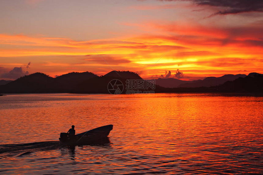 菲律宾科伦岛山前令人叹为观止的日落图片