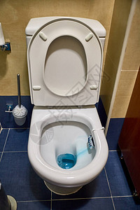 清洁厕所用自来水和蓝图片