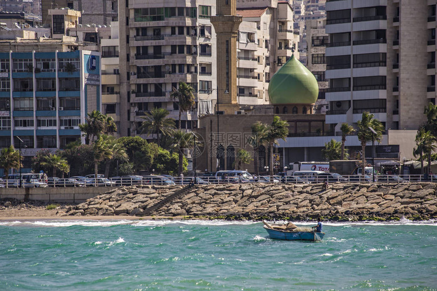 黎巴嫩Saida市海岸附近船上的黎巴嫩渔民图片