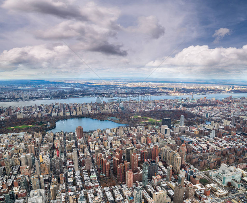 曼哈顿天际线的空中景象从天空在阴云的图片