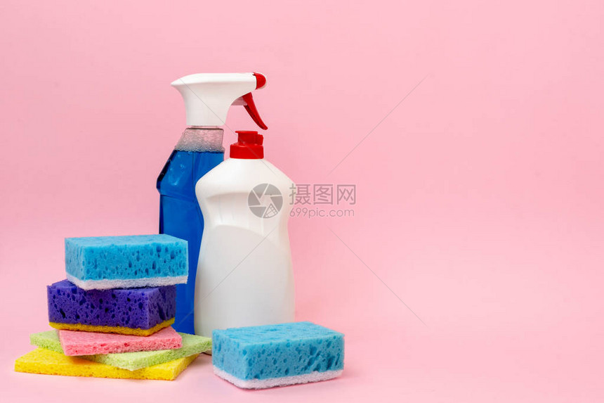 两瓶洗涤剂肥皂和玻璃喷雾图片