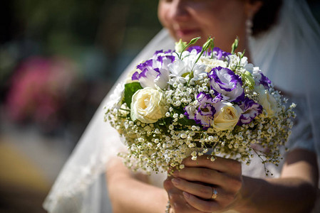 新娘手中的一束婚纱图片