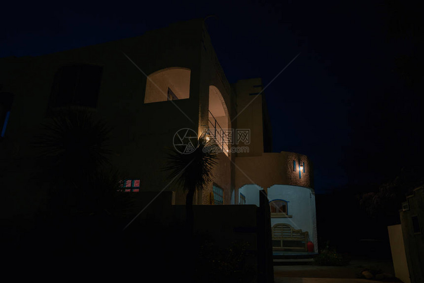 夜深从街上到街的Deco风格的房子图片