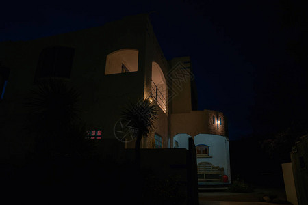夜深从街上到街的Deco风格的房子图片