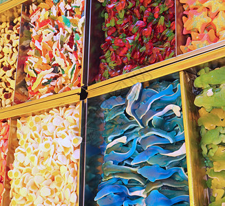 在糖果店出售的不同口味的彩色糖果图片