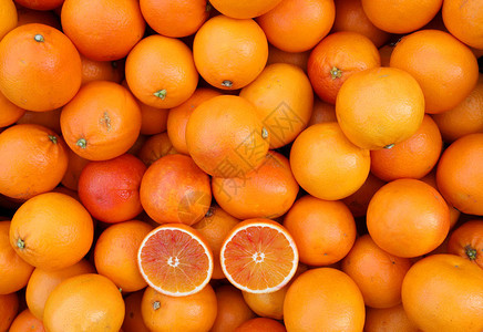 有机和健康食品商店出售的有机橙子未经处理的果皮图片