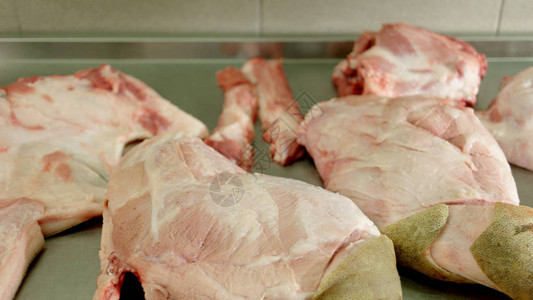 肉类工厂的生肉屠夫店的新鲜猪腿肉背景图片
