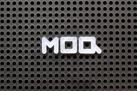 黑色折纸板白字母为MOQ字简化最背景图片