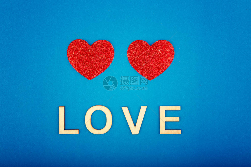 情人节快乐美丽的卡片壁纸与红色的心在蓝色背景的中心二月假期的概念图片