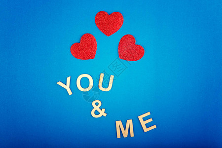 情人节快乐美丽的卡片壁纸与蓝色背景上的三颗红心一夫多妻制爱情的概念图片