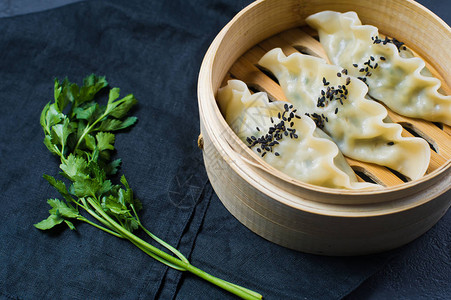 传统蒸笼中的日本饺子图片