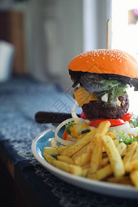木桌上的牛肉汉堡快餐图片