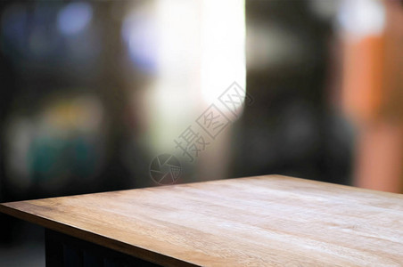空白的木板桌有模糊的蒙太图片