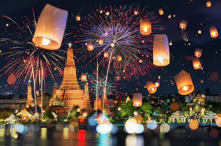 曼谷新年的倒计时烟花和在泰国曼谷Wat图片