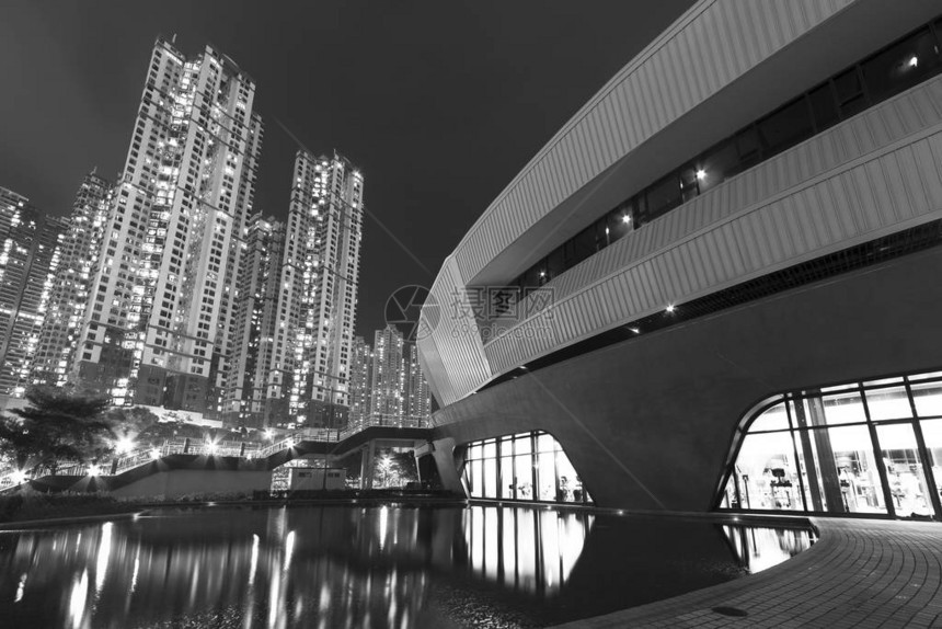公园的现代建筑和香港市夜间高楼式住宅大楼HighInstitutein图片