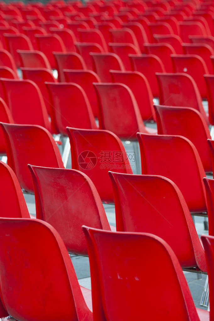 红色塑料体育场座椅图片