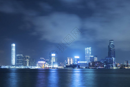 香港现代办公楼及夜内天际线的图片