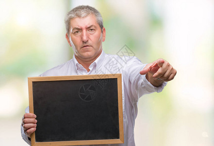 英俊的高级教师拿着黑板背景图片
