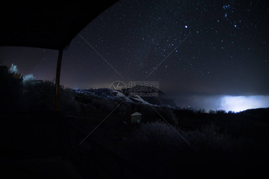 美丽的夜景与星夜山和有绿色草甸和山的夜在明亮的星夜或银河视图图片