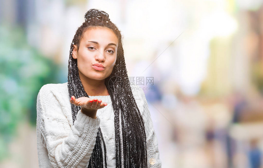 年轻的编织头发非洲裔美国女孩在孤立的背景下穿着毛衣图片