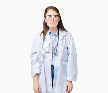 中年成熟的女医生穿着医疗大衣图片