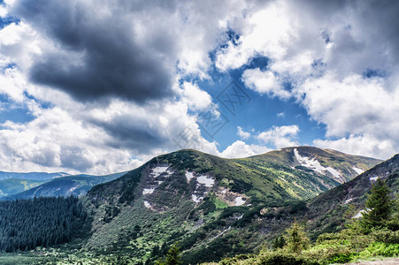 蓝色天空下山顶的古典风景图片