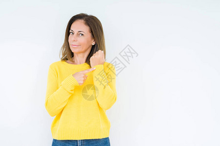 美丽的中年女人身穿黄色毛衣背景孤立图片