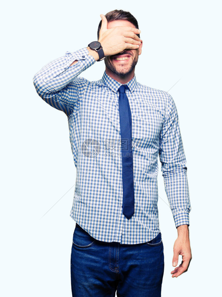 穿着领带的帅哥笑着用手遮住眼睛来吓一跳图片