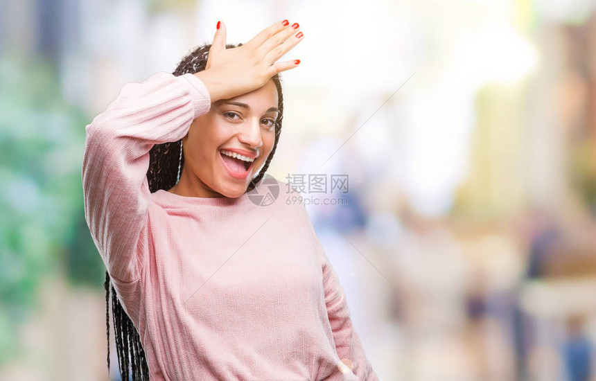 年轻的编织头发非洲裔美国女孩在孤立的背景下穿着毛衣图片