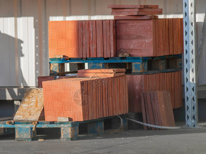 铺布板厂堆积在货盘中的瓷砖为工厂生产铺图片
