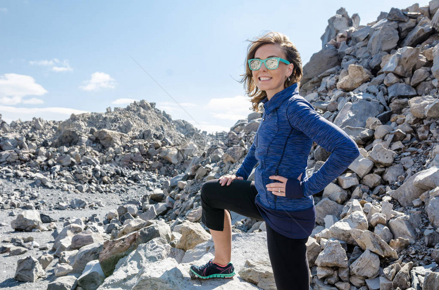 成年女在加州东锡拉的奥比西迪安多梅小径岩石上图片