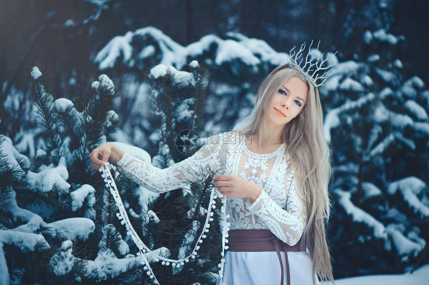 冬天美丽的女人美丽的时装模特女孩与雪的发型和化妆在冬季森林节日化妆和修指甲冰雪发型的冬图片