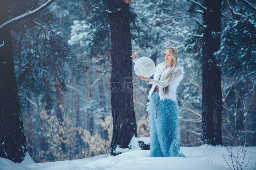 冬天美丽的女人美丽的时装模特女孩与雪的发型和化妆在冬季森林节日化妆和修指甲冰雪发型的冬日女王图片