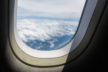 在飞行过程中向外看飞机舷窗图片
