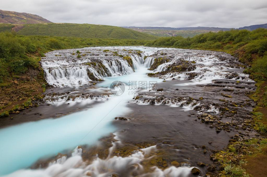 冰岛明亮的布鲁尔福斯瀑布图片