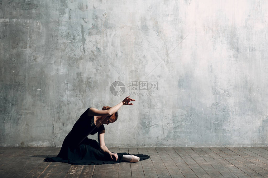 年轻漂亮的芭蕾舞女蹈家图片