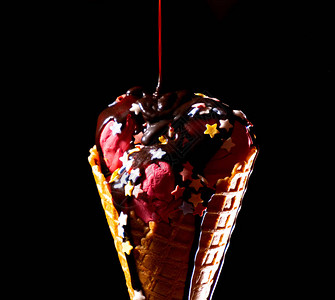 超上美味的冰淇淋巧克力煎蛋卷饼和黑底图片
