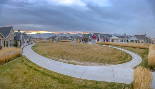 犹他州黎明时分的环形小径周围的房屋图片