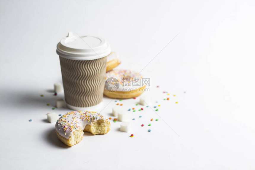 一个带盖子的纸杯咖啡或茶图片