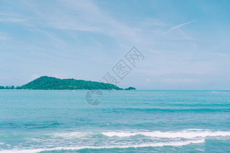 有海岛阳光和蓝天背景的海滩图片