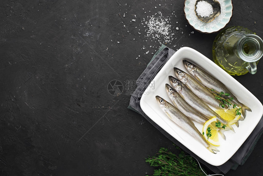 海鲜用油盐和柠檬烹调的小海鱼凤尾鱼沙丁鱼复制图片
