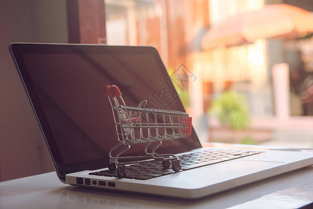 在线购物概念在线网络上的购物服务提供送货上门笔记本电脑键盘图片