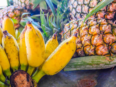 在泰国和市场上销售的菠萝水果中图片