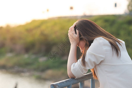 独自一人的年轻妇女感到悲伤图片