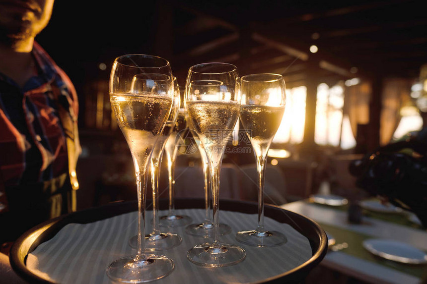 酒杯和白葡萄酒在餐厅的Banquet饭店图片