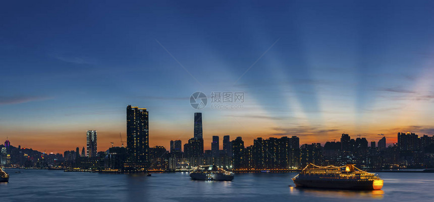 黄昏时分在香港维多利亚港的船只图片